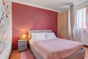 1 habitación, tabla de planchar con plancha, wifi gratis y ropa de cama