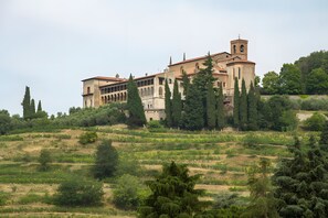 A large building with multiple arches and a bell tower, surrounded by trees and hills. - Apartment 'Franciacorta' with Mountain View, Wi-Fi and Air Conditioning (Rovato)