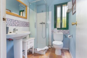 Shower, towels - Casa Rural La Encina – Mountain Views and Private Terrace (Alajar)