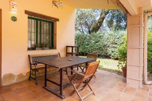 Outdoor dining - "Casa La Encina", with shared pool (Alajar)