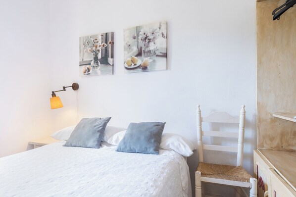 2 bedrooms, bed sheets - "Casa La Encina", with shared pool (Alajar)