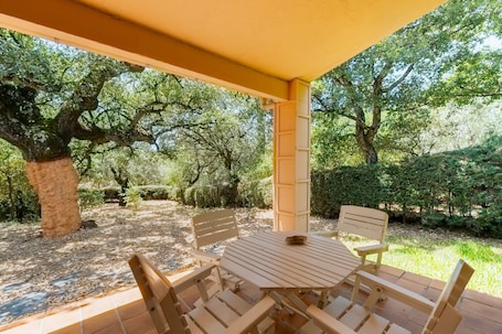 Speisen im Freien. Casa Rural El Chopo – Gemütliches Ferienhaus mit Bergblick in Alájar