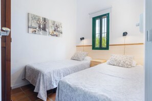 2 bedrooms, bed sheets - Country House 'Casa El Chopo' with shared pool (Alajar)