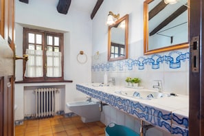 Shower, towels - Collado Country House with Mountain Views, Wi-Fi, and Air Conditioning (Alajar)