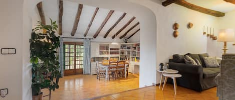 Een televisie, een open haard en een dvd-speler