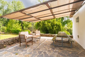 Outdoor dining - Collado Country House with Mountain Views, Wi-Fi, and Air Conditioning (Alajar)