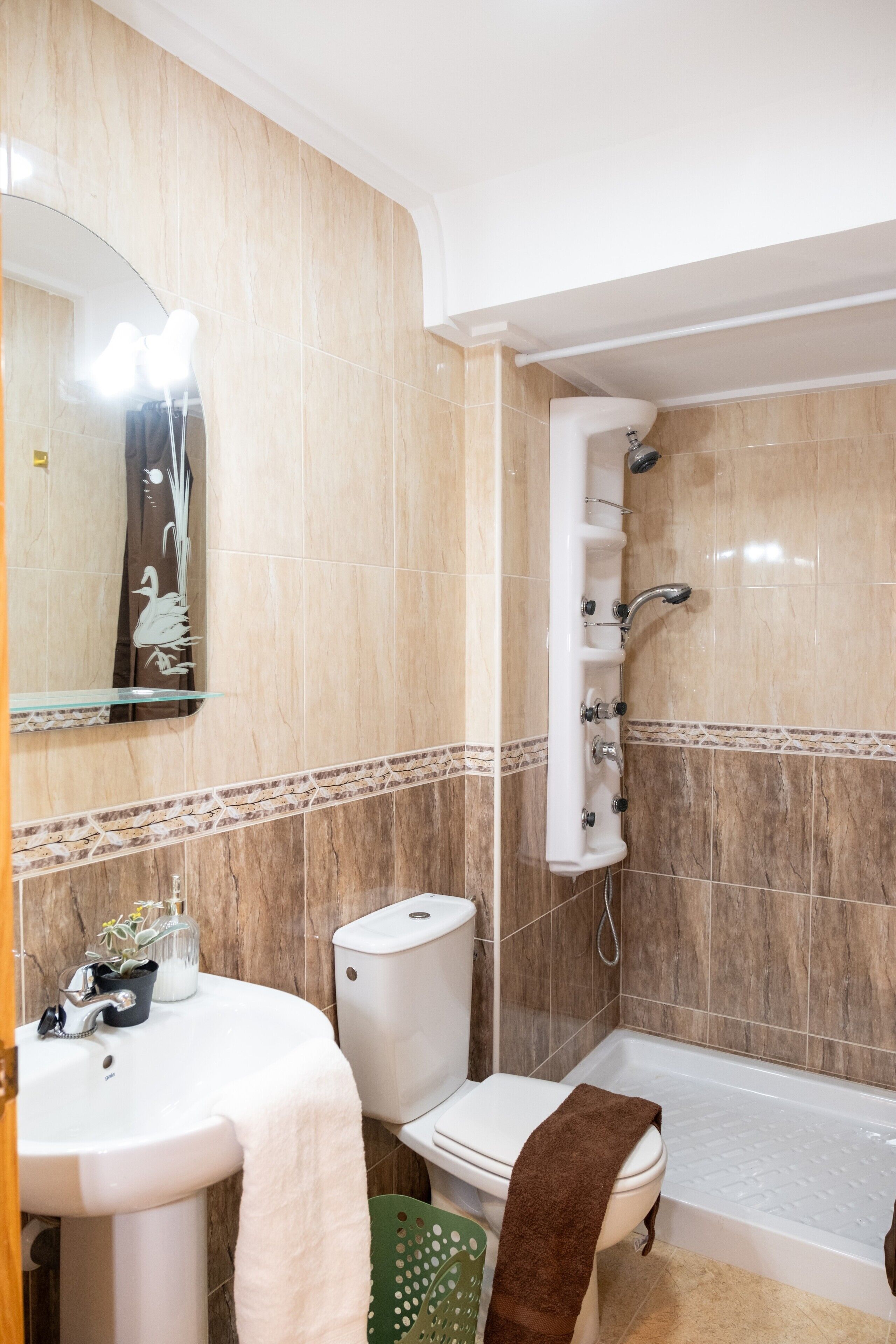 Een badkamer met een wastafel, toilet en bad.