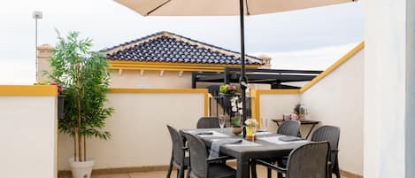 تناول الطعام بالخارج