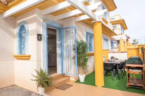 Holiday Home 'Tranquil Retreat' with Mountain View, Wi-Fi and Air Conditioning