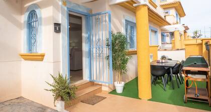 Holiday Home 'Tranquil Retreat' with Mountain View, Wi-Fi and Air Conditioning