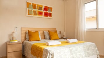 3 slaapkamers, een strijkplank/strijkijzer, gratis wifi, beddengoed