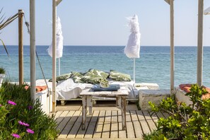 Terrace/patio - Villa 'With Stunning Sea View' right on the water, private terrace and Wi-Fi (Loctudy)