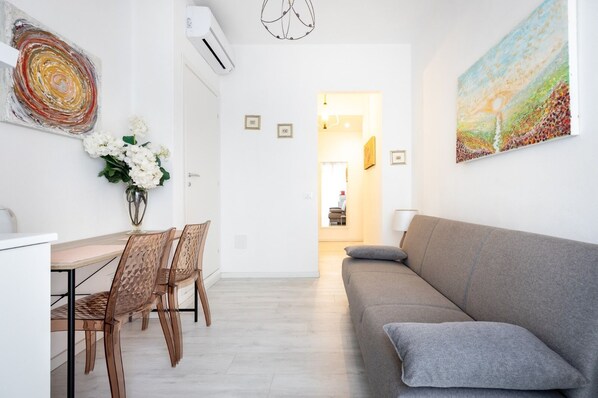 TV - Apartment 'La Casa Di Nunù E Iole' with Balcony and Air Conditioning (Quartu Sant'Elena)