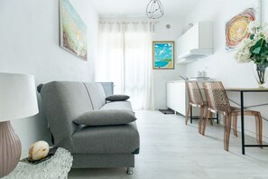 TV - Apartment 'La Casa Di Nunù E Iole' with Balcony and Air Conditioning (Quartu Sant'Elena)