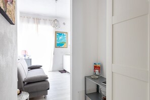 TV - Apartment 'La Casa Di Nunù E Iole' with Balcony and Air Conditioning (Quartu Sant'Elena)