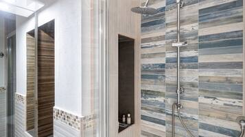 Dusche, Haartrockner, Handtücher