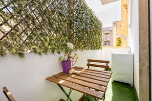 Outdoor dining - Apartment 'La Casa Di Nunù E Iole' with Balcony and Air Conditioning (Quartu Sant'Elena)
