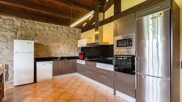 Frigorífico, microondas, horno y placa de cocina