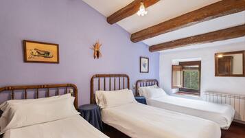 8 bedrooms, iron/ironing board, free WiFi, bed sheets