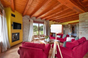 TV, lareira, mesa de pingue-pongue