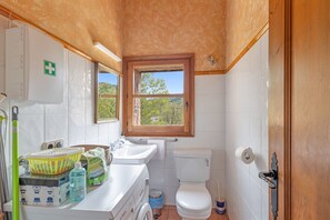 Dusj, hårføner og håndklær