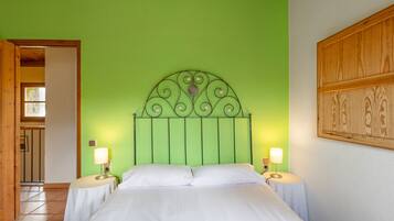 6 室のベッドルーム、アイロン / アイロン台、WiFi (無料)、ベッドシーツ