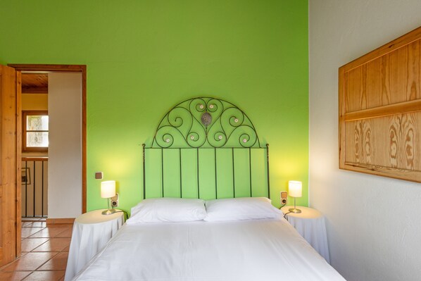 6 bedrooms, iron/ironing board, free WiFi, bed sheets