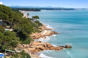 A coastal view with a rocky shoreline, a beach, and a mountainous background. - 'Miami Palace I' Apartment with Sea View, Wi-Fi and Air Conditioning (Mont-roig del Camp)