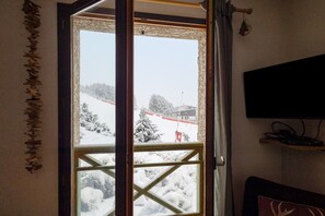 Interior - Apartment 'Capcir' with Mountain View, Shared Terrace and Wi-Fi (Les Angles)