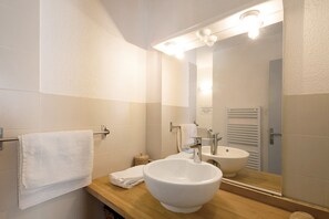 Shower - Apartment 'Capcir' with Mountain View, Shared Terrace and Wi-Fi (Les Angles)