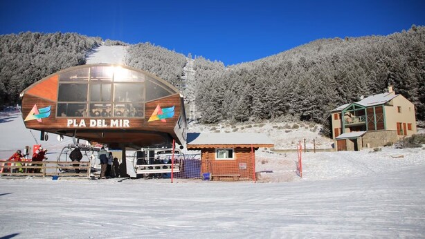 A wooden cabin with 'PLA DEL MIR' signage, a small adjacent building, and a snowy mountain backdrop. - Apartment 'Capcir' with Mountain View, Shared Terrace and Wi-Fi (Les Angles)