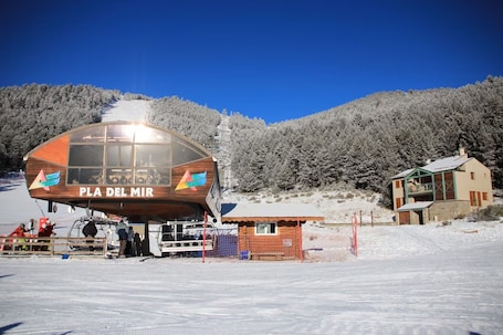 Exterior. Apartment 'Capcir' with Mountain View, Shared Terrace and Wi-Fi