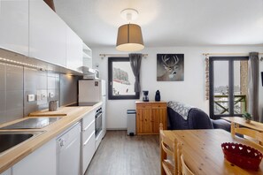Fridge, microwave, oven, stovetop - Apartment 'Capcir' with Mountain View, Shared Terrace and Wi-Fi (Les Angles)