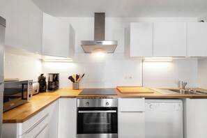 Een koelkast, een magnetron, een oven, een kookplaat