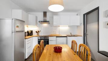 Frigorífico, microondas, horno y placa de cocina