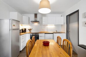 Frigorífico, microondas, horno y placa de cocina
