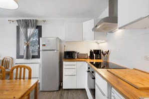 Kylskåp, mikrovågsugn, ugn och spishäll