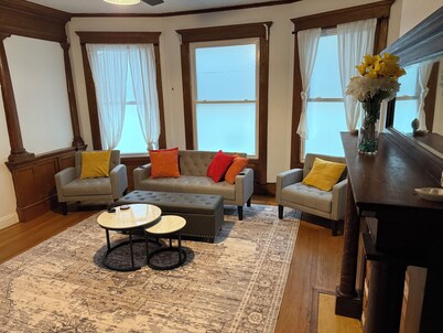 Charming Historic 2BR Retreat in New Haven – Cozy Stay Near Yale & Downtown!