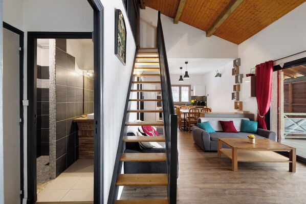 TV - Apartment 'Roussillon' with Mountain View, Private Terrace and Wi-Fi (Les Angles)