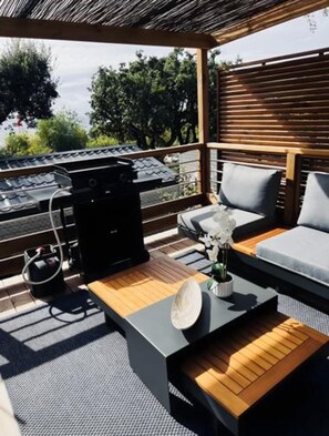 Outdoor dining - Bungalow 'Mit Meerblick' with Sea View, Shared Pool and Air Conditioning (Saint-Raphaël)