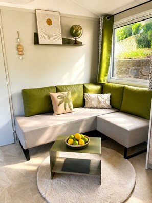 TV, table tennis - Bungalow 'Mit Meerblick' with Sea View, Shared Pool and Air Conditioning (Saint-Raphaël)