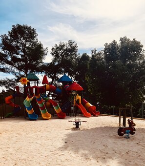 Children's area - Bungalow 'Mit Meerblick' with Sea View, Shared Pool and Air Conditioning (Saint-Raphaël)