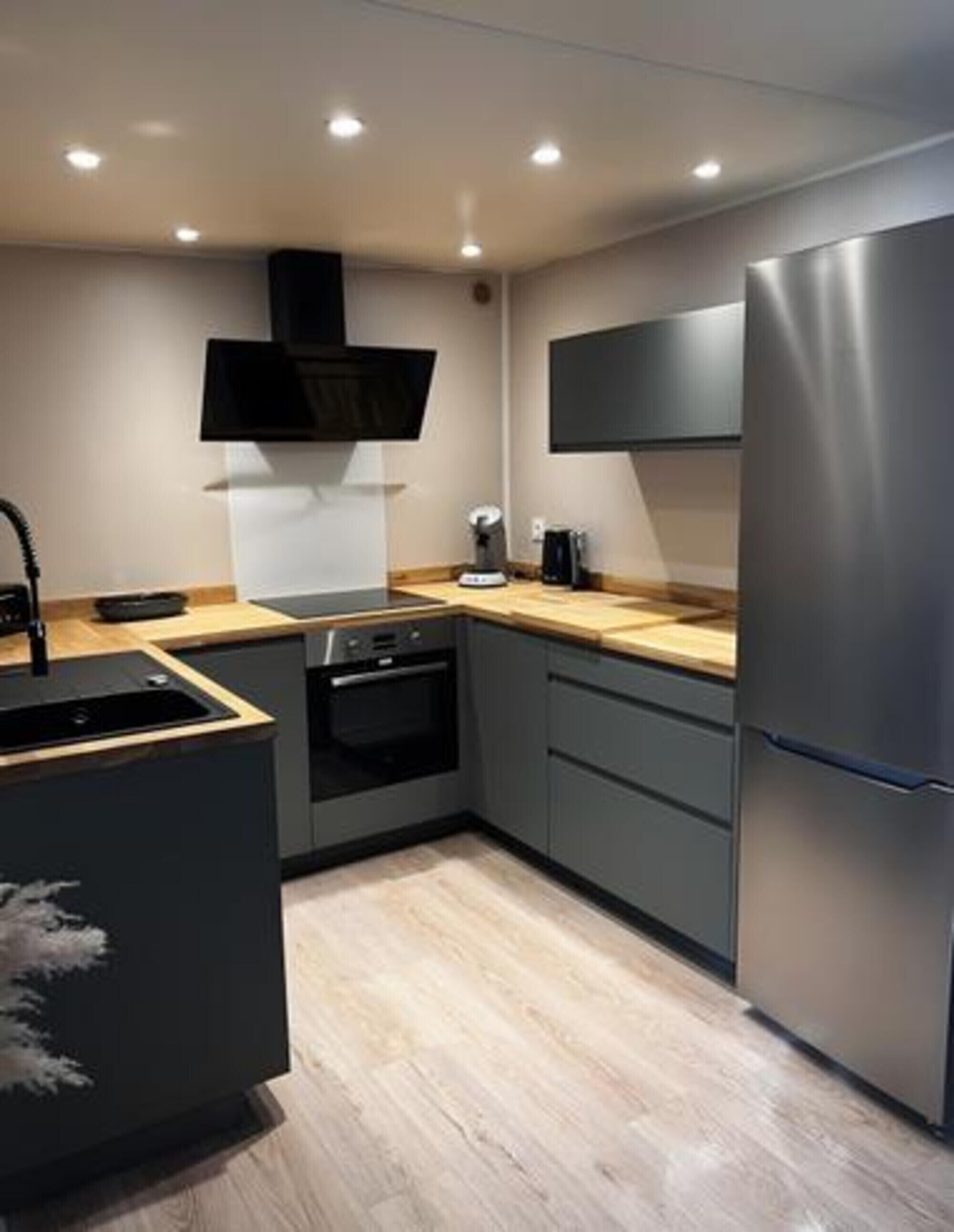 Fridge, oven, stovetop, dishwasher