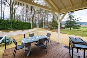 Outdoor dining - Gîte Prairie – Charm and Tranquility in Périgord Noir, Shared Pool, Terrace and Nature (Aubas)