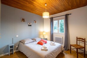 2 bedrooms, iron/ironing board, free WiFi