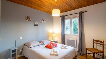 2 bedrooms, iron/ironing board, free WiFi