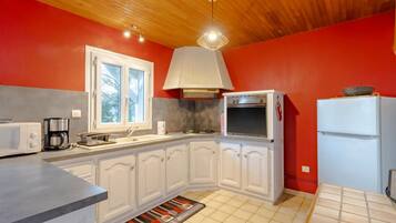 Fridge, microwave, oven, coffee/tea maker