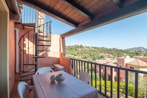 Outdoor dining - Apartment 'Tavolara Porto San Paolo E2' with Sea View, Shared Pool and Air Conditioning (Porto San Paolo)