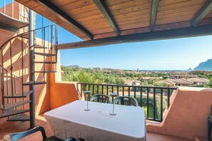 Outdoor dining - Apartment 'Tavolara Porto San Paolo B3' with Sea View, Shared Pool and Air Conditioning (Porto San Paolo)