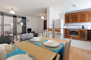 Dining - Apartment 'São Roque' with Mountain View, Private Garden and Wi-Fi (São Roque)